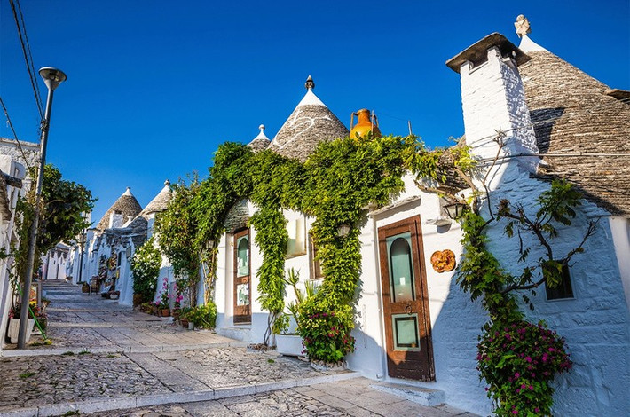Hầu hết các ngôi nhà mái chóp ở Alberobello đều có mái hình vòm, hình nón hoặc kim tự tháp, được sơn các biểu tượng pháp thuật hay ngoại giáo.