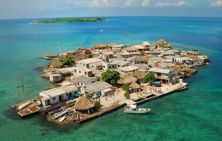 Đảo Santa Cruz del Islote rộng bằng hai sân bóng đá, nhưng có hơn 500 người sinh sống và không có nhà vệ sinh hay hệ thống thu gom nước thải.
