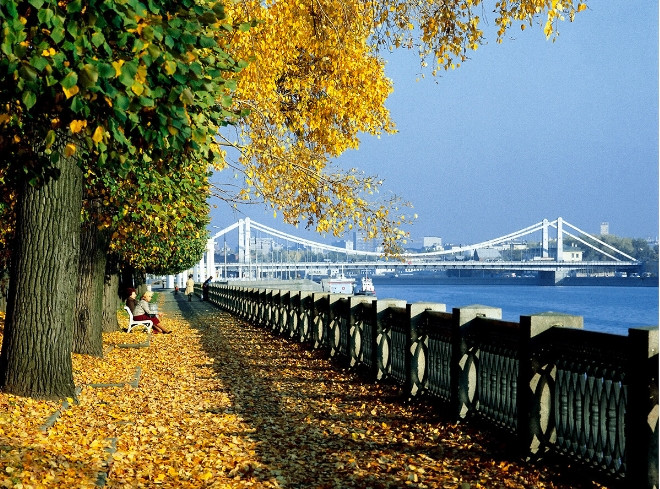 Nước Nga được thiên nhiên ưu đãi cho một mùa thu lá vàng tuyệt đẹp. Từ cuối tháng 9, đầu tháng 10, khắp xứ sở bạch dương đã phủ một màu vàng rực.