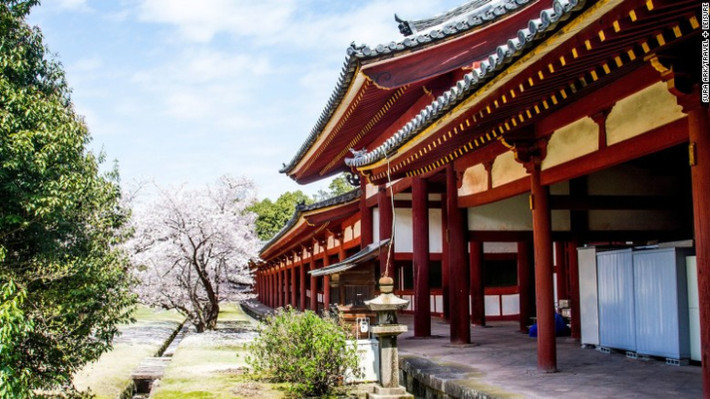 Nằm ở cố đô Nara, chùa Todai-ji có niên đại vào khoảng năm 728. Nơi đây từng là ngôi trường đào tạo Phật giáo ở Nhật Bản.