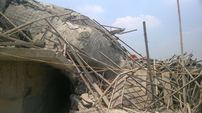 Tượng Phật được thiết kế, xây dựng phía trên nóc ngôi Chánh điện rộng trên 100m2, hiện đã tạm đưa vào sử dụng, đặt bàn thờ tượng Phật. Đài sen được thi công lộ rõ sắt giằng bên trong. Bức tượng Phật hàng chục tấn độ sập khiến phía mái hiên và trần phía trước Chánh điện bị hư hại nặng.