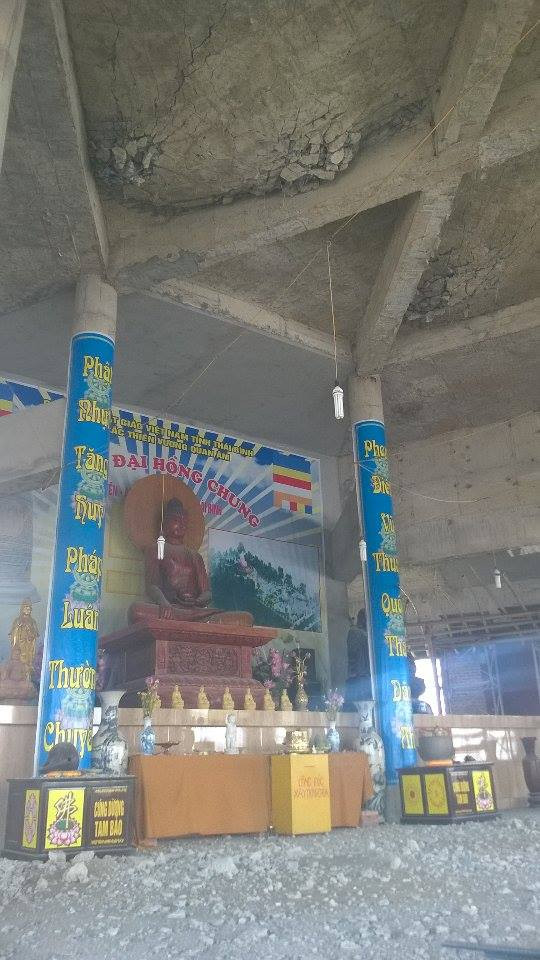 Nền chánh điện ngổn ngang những mảng bê tông.