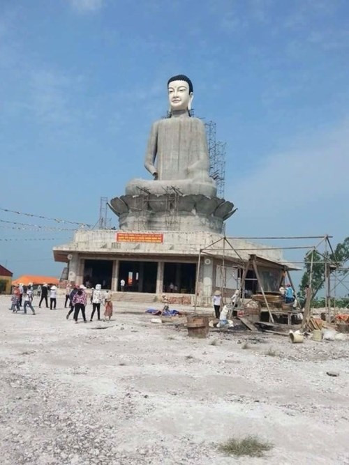 Trước thời điểm đổ sập hoàn toàn, tượng Phật cao nhất tỉnh Thái Bình này dù mới đang được hoàn thiện nhưng đã thu hút đông đảo phật tử và người dân tỉnh Thái Bình đến tham quan.