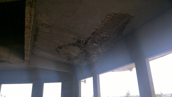 Phần bê tông này có miếng văng ra không có thép.