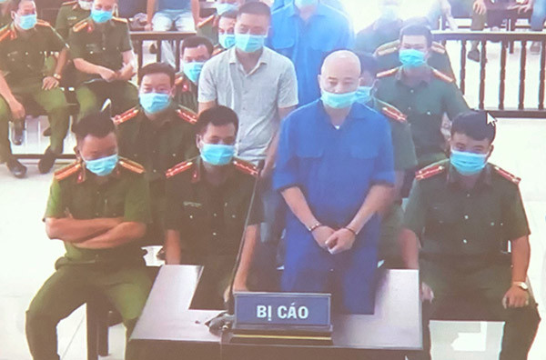 Theo Điều 55 BLHS 2015 về Quyết định hình phạt trong trường hợp phạm nhiều tội, khi xét xử cùng 1 lần một người phạm nhiều tội, Tòa án quyết định hình phạt đối với từng tội và tổng hợp hình phạt theo quy định sau: Nếu các hình phạt đã tuyên cùng là cải tạo không giam giữ hoặc cùng là tù có thời hạn, thì các hình phạt đó được cộng lại thành hình phạt chung; hình phạt chung không được vượt quá 3 năm đối với hình phạt cải tạo không giam giữ, 30 năm đối với hình phạt tù có thời hạn.