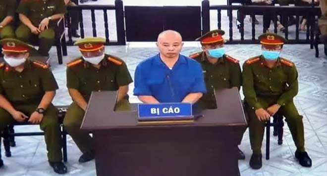 Nếu một người đang phải chấp hành một bản án mà lại thực hiện hành vi phạm tội mới, tòa án quyết định hình phạt đối với tội mới, sau đó tổng hợp với hình phạt chưa chấp hành của bản án trước theo khoản 2 Điều 56 BLHS 2015.