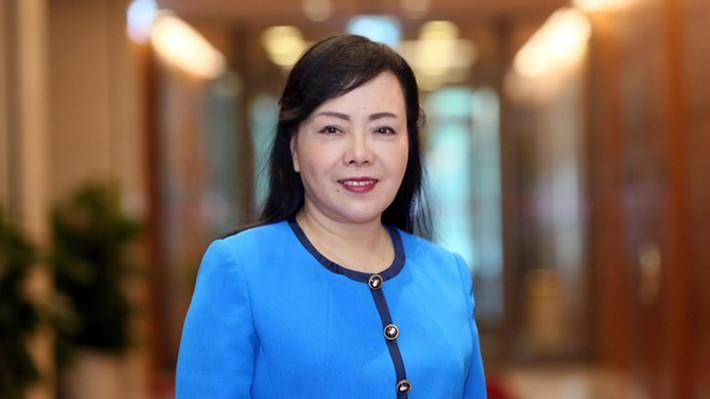 Bà Nguyễn Thị Kim Tiến trải qua nhiều vị trí như bác sĩ nội trú, cán bộ giảng dạy Bộ môn Vệ sinh dịch tễ ở Đại học Y Hà Nội, nghiên cứu viên phòng dịch tễ, viện Pasteur TP.HCM, nghiên cứu sinh tại Đại học Y dược TP.HCM, nghiên cứu sinh chuyên sâu (D.E.A), tương đương cao học tại đại học Bordeaux (Pháp); phó phòng Kế hoạch tổng hợp Viện Pasteur TP.HCM. Ủy viên hội đồng khoa học; Tiến sĩ, phó viện trưởng viện Pasteur TP.HCM; Phó Chủ nhiệm Bộ môn vi sinh cộng đồng Đại học Y dược TP.HCM;