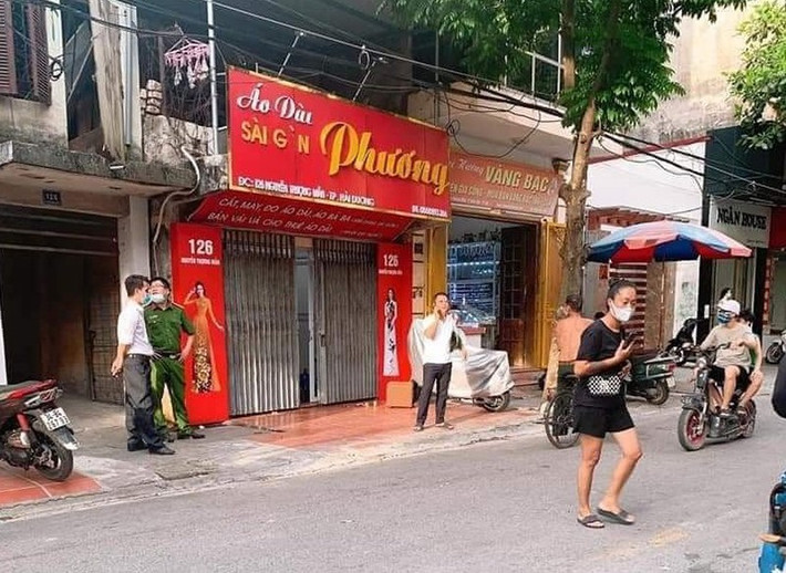 Theo cáo trạng, vợ chồng Cao Tài Năng và Vũ Thị Mừng vay nợ của anh C số tiền hơn 7,2 tỷ đồng và đã trả hơn 4,2 tỷ đồng, còn nợ gần 3 tỷ đồng. Sáng 28/11/2020, một mình anh C điều khiển xe ô tô Mazda CX5 34A29870 mượn của em rể đến hiệu thuốc của Năng. Trước khi anh C đến, tại hiệu thuốc tại số 126 Nguyễn Thượng Mẫn, Năng phát hiện tại hiệu thuốc có đoạn gỗ nên nảy sinh ý định giết anh C nếu không cho khất nợ.