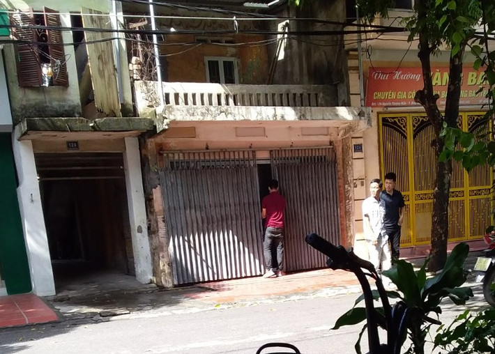 Khi anh C. đến và không đồng ý cho Năng khất nợ tiếp, Năng đã dùng thanh gỗ đánh liên tiếp vào đầu anh C làm anh C ngã xuống nền nhà. Năng tiếp tục đánh anh C đến vỡ hộp sọ, chỉ đến khi anh C chết hẳn, Năng mới dừng lại. Sau khi sát hại anh C, Năng tìm vị trí chôn xác ở khu đất trống ngoài bờ đê giáp sông Kim Sơn và nhắn tin cho con gái nạn nhân “Bố đang đi đám ma, tối bố về”.