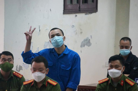 Tiến “trắng” nói rằng, bản thân bị bố nuôi Nguyễn Xuân Đường và mẹ nuôi Nguyễn Thị Dương đối xử tệ bạc. "Tôi chẳng nợ nần gì ông bà ấy cả, chỉ có ông bà ấy nợ tôi”, “bị cáo chỉ được cái mác con nuôi cho oai”, “từ sau ngày 20/8 thì tôi đã biết mình bị lừa, chẳng qua là tôi giả vờ không biết để tương kế tựu kế thôi, ông bà ấy đã bất nhân thì không thể trách tôi bất nghĩa” - Tiến liên tục tố bố mẹ nuôi tại tòa.