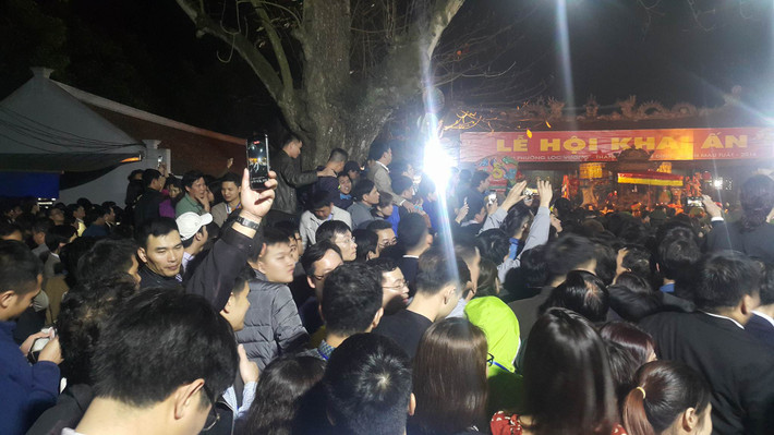 Dù "chỉ thấy người là người", nhưng ai nấy đều cố giơ cao điện thoại để ghi lại khoảnh khắc linh thiêng.