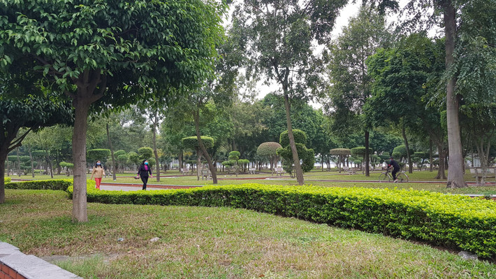 Nhưng vẫn có người dân đi tập thể dục.