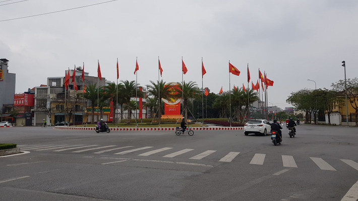 Đường phố TP Hải Dương vắng vẻ.