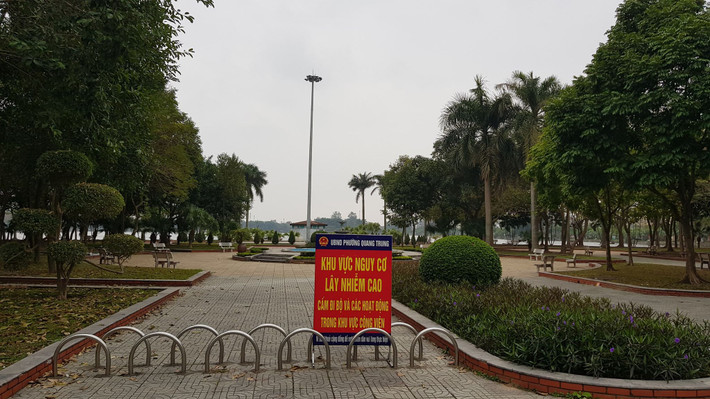 Tại công viên Bạch Đằng dù có biển cảnh báo khu vực có nguy cơ lây nhiễm và cấm người dân không đi bộ trong công viên.