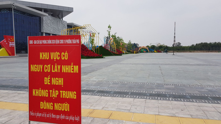 Tại quảng trường Trung tâm Văn hóa Xứ Đông (TP Hải Dương) ngoài đặt biển không tập trung đông người còn có cán bộ nhắc nhở.