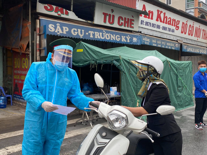 Mỗi chốt sẽ bố trí 6 cán bộ Công an chia làm 3 ca, cùng với các lực lượng quân đội, y tế, thanh niên tình nguyện… đảm bảo thực hiện nhiệm vụ phòng chống dịch 24/24h.