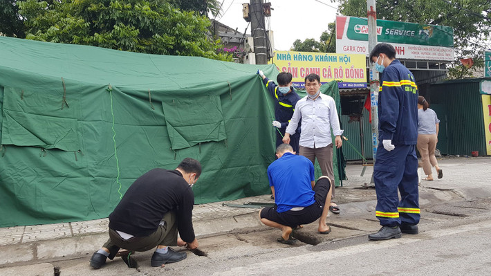 Việc cách ly xã hội được thực hiện theo nguyên tắc gia đình cách ly với gia đình, thôn (khu dân cư) cách ly với thôn (khu dân cư), xã cách ly với xã, huyện cách ly với huyện; phân xưởng, nhà máy sản xuất phải bảo đảm khoảng cách an toàn, đeo khẩu trang, thực hiện khử trùng, diệt khuẩn theo quy định.