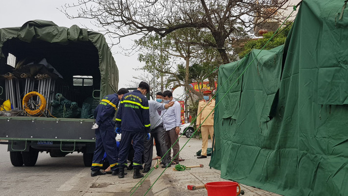 Người dân ở tại nhà, chỉ ra ngoài trong trường hợp thật sự cần thiết như mua lương thực, thực phẩm, thuốc men, cấp cứu, làm việc tại nhà máy, cơ sở sản xuất, cơ sở kinh doanh dịch vụ, hàng hóa thiết yếu không bị đóng cửa, dừng hoạt động; thực hiện nghiêm việc giữ khoảng cách tối thiểu 2m khi giao tiếp; không tập trung quá 2 người ngoài phạm vi công sở, trường học, bệnh viện và tại nơi công cộng…