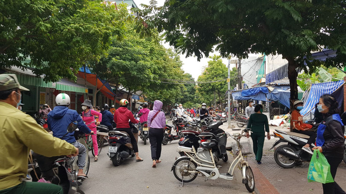 Tại chợ Tân Kim (TP Hải Dương), người dân đến mua thực phẩm tăng cao trước thời điểm cách ly xã hội.