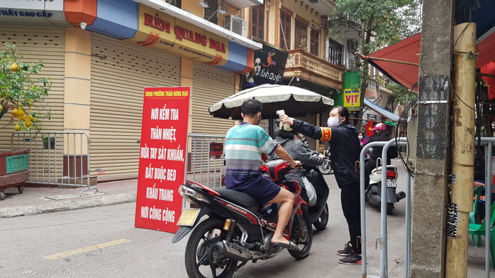 Chợ Bắc Kinh cũng đông người đến mua lương thực, thực phẩm.