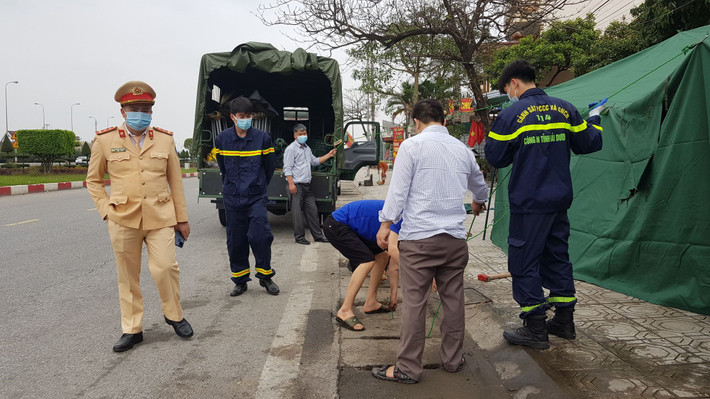 Chiều 15/2, Công an tỉnh cùng lực lượng chức năng đã dựng các chốt kiểm soát chuẩn bị cho thời điểm cách ly toàn xã hội.