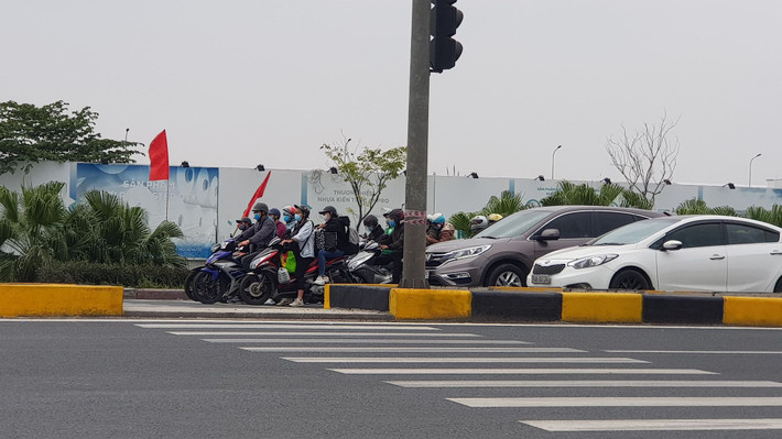 Chiều 15/2, trên QL5 và cao tốc Hà Nội – Hải Phòng có một số xe ô tô, xe máy biển Hải Dương từ tỉnh đi ra đông hơn bình thường. Đây là những người quê Hải Dương về ăn tết nay phải trở lại nơi cư trú, công tác.