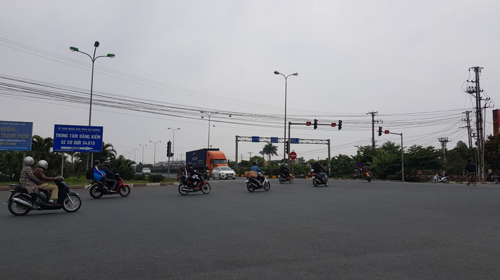 Do không phải chỗ nào ở Hải Dương cũng trong vùng dịch bệnh hoặc bị phong tỏa cách ly y tế. Việc cách ly xã hội trong phạm vi toàn tỉnh được tiến hành từ 0 giờ ngày 16/2/2021. Các khu vực phong tỏa cách ly y tế được thực hiện nghiêm. Do đó, không có chuyện người Hải Dương trốn đi địa phương khác để tránh dịch và tránh cách ly xã hội theo Chỉ thị 16.