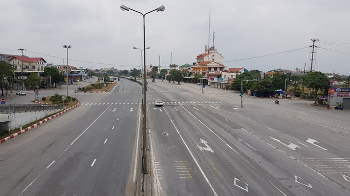 Quốc lộ 5 qua ngã tư 559, TP Hải Dương vắng vẻ do bị hạn chế phương tiện lưu thông để phòng dịch.