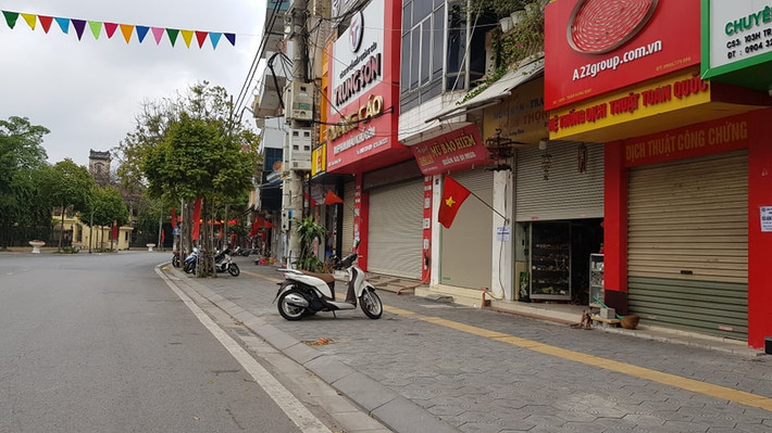 Tất cả các cửa hàng không thật sự thiết yếu đều đóng cửa.