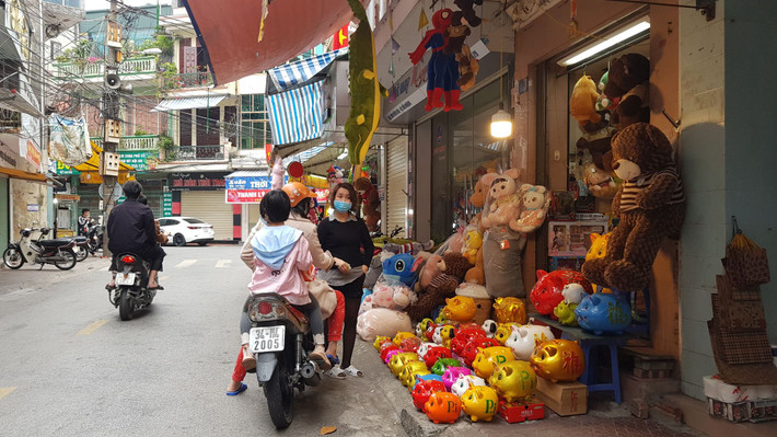 Một cửa hàng bán đồ không thiết yếu tranh thủ bán hàng trước thời điểm thực hiện cách ly toàn xã hội.