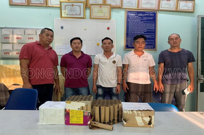 Các đối tượng sử dụng pháo trái phép tại phường Thống Nhất.