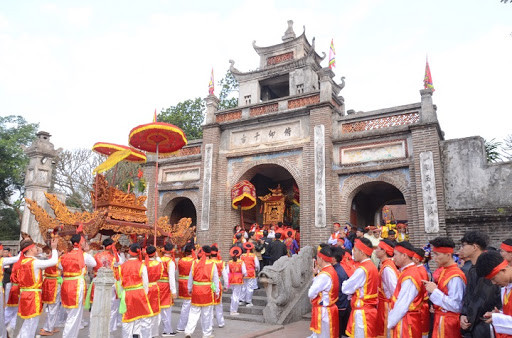 Tương tự, lễ hội đền Gióng và lễ hội Cổ Loa cũng hủy tổ chức khai hội. Lễ hội đền Gióng 2021 đã được UBND huyện Sóc Sơn lên kế hoạch tổ chức long trọng vào mùng 6 tháng giêng (tức 17/2), kết hợp cùng lễ kỷ niệm 10 năm Hội Gióng được UNESCO vinh danh là di sản văn hóa phi vật thể đại diện của nhân loại, nhưng phải hủy tổ chức phần hội, chỉ tổ chức phần lễ với các nghi thức truyền thống cho vài người tham gia.