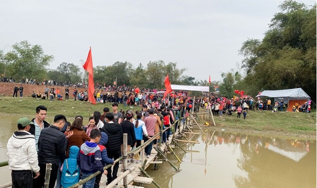 Ngày 8/2, Giám đốc Sở Văn hóa-Thể thao và Du lịch Thanh Hóa Phạm Nguyên Hồng cho biết tỉnh sẽ tạm dừng tổ chức các lễ hội đầu Xuân để chung tay phòng, chống dịch COVID-19. Các địa phương trong tỉnh không tổ chức các sự kiện, hoạt động tập trung trên 30 người cùng một thời điểm trong cùng không gian tại các điểm di tích, cơ sở tín ngưỡng thờ tự.