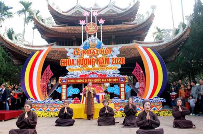 UBND huyện Mỹ Đức (Hà Nội) cho biết, mùa lễ hội năm 2021 sẽ không tổ chức lễ khai hội chùa Hương để đảm bảo an toàn trong phòng chống dịch COVID-19. Huyện Mỹ Đức chỉ duy trì đón khách tham quan Di tích Quốc gia đặc biệt - quần thể khu Di tích Thắng cảnh Hương Sơn, Chùa Hương. Trường hợp dịch COVID -19 diễn biến phức tạp không bảo đảm an toàn cho du khách sẽ dừng việc tổ chức đón du khách về tham quan lễ hội Chùa Hương.