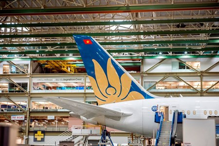 Những chiếc Boeing 787-9 mới này dự kiến đi vào hoạt động giữa năm 2015. Chuyến bay đầu tiên sẽ có lộ trình từ Hà Nội đến TP HCM vào 1/6/2015, mật độ 2 chuyến/ngày. Bắt đầu từ 29/6, VNA sẽ sử dụng máy bay hiện đại nhất này cho tuyến bay từ Hà Nội tới sân bay London Heathrow (Anh).