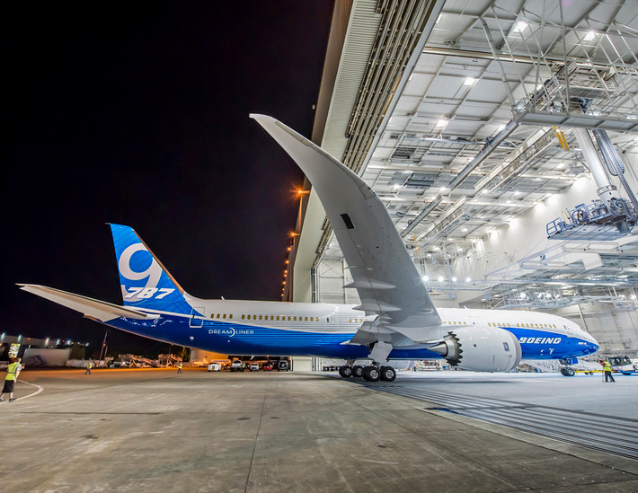 Boeing 787-9 Dreamliner là thế hệ mới nhất trong dòng máy bay 787 tiết kiệm nhiên liệu của Boeing. Nó có thể bay xa hơn, vận chuyển nhiều hành khách và hàng hóa hơn thế hệ 787-8 trước đó. Ảnh: một máy bay thuộc dòng Boeing 787-9 Dreamliner.