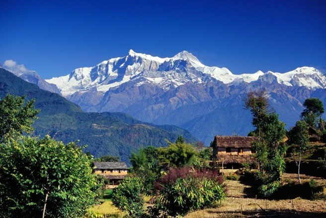 CDP cực thấp: Đây là một trong những điều gây choáng về Nepal. Với mức GDP danh nghĩa là 19 tỷ USD, Nepal bị xếp vào một trong 5 nền kinh tế nghèo hơn cả công ty WhatsApp - một trong những ứng dụng nhắn tin di động “hot” nhất hiện nay với hơn 400 triệu người dùng. Nếu coi 19 tỷ USD là mức giá để "mua đứt" Nepal thì Facebook đã có thể sở hữu được đất nước giàu văn hóa này.