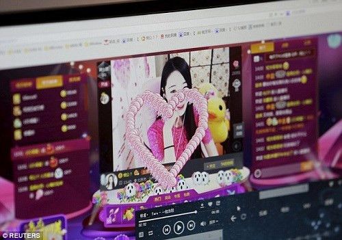 Xianggong được khách gửi tặng quà khi đang tâm tình trực tuyến.