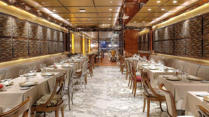 Nhà hàng R&J Italian Lounge & Restaurant được đặt tên theo tác phẩm kinh điển “Romeo và Juliet”. Nhà hàng chuyên phục vụ các món ăn truyền thống của Italy.