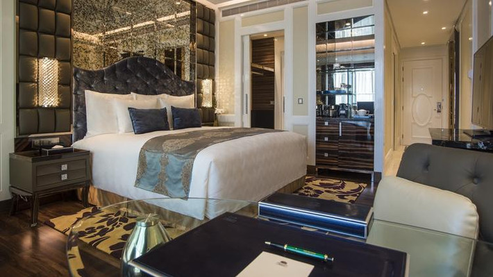 Khung cảnh trong một phòng hạng sang ở Reverie Saigon. Giá phòng thấp nhất ở khách sạn là 263 USD/đêm (tương đương 5,7 triệu đồng). Giá phòng hạng sang có thể lên tới 15.000 USD/đêm (tương đương hơn 320 triệu đồng).