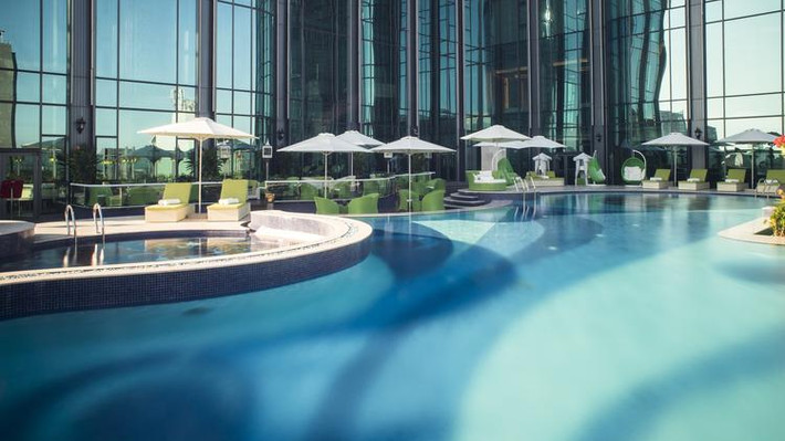Reverie Saigon có một bể bơi chính, một bể bơi dành cho trẻ em và một bồn sục.