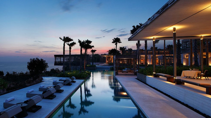 Ngoài ra, ông còn sở hữu cổ phần trong tập đoàn Alila Villas – nơi sở hữu một chuỗi nhà hàng, biệt thự sang trọng bậc nhất châu Á. Trong ảnh là khu biệt thự sang trọng Alila Villas Uluwatu, ở Bali, Indonesia.