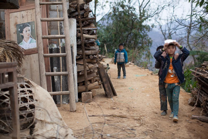 Trong ngôi làng Lina, cách trung tâm tỉnh 300 km, người dân sống trong điều kiện kinh tế khá khó khăn. Các con đường vào làng khá nhỏ hẹp và gập ghềnh, không thể đi lại mỗi khi trời mưa.