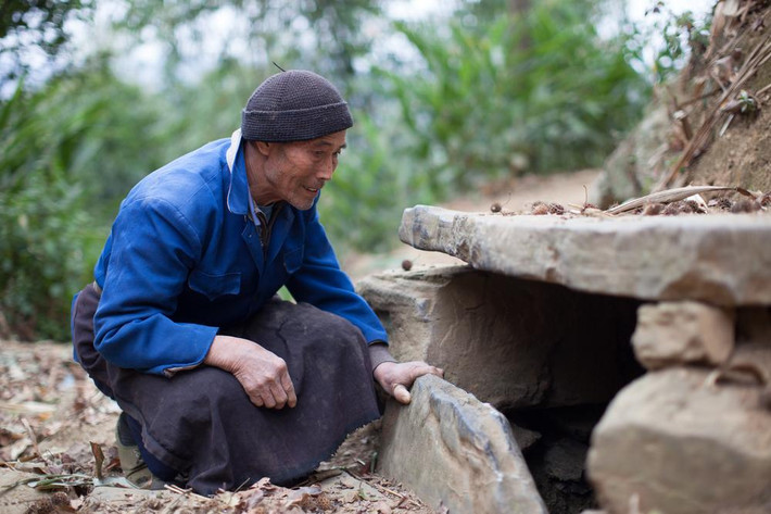 Người dân trong làng phải đi bộ hàng cây số để mang về nước uống. Hầu như nguồn nước uống ở đây khá khan hiếm vào mùa khô. Để đến trung tâm y tế, người dân cũng phải vượt qua quãng đường 20 km.