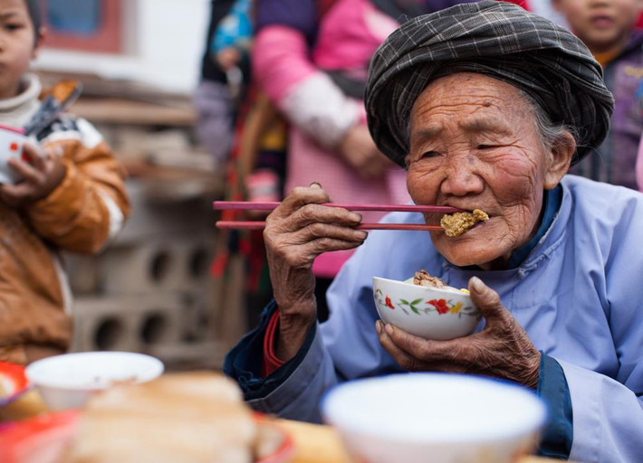 Trong khi hầu hết người già đều ở lại làng.