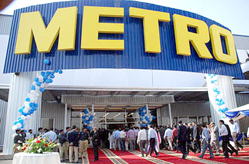 Đến năm 2002, Metro bắt đầu tấn công thị trường châu Á: Mở cửa hàng đầu tiên ở Nhật Bản và Việt Nam.