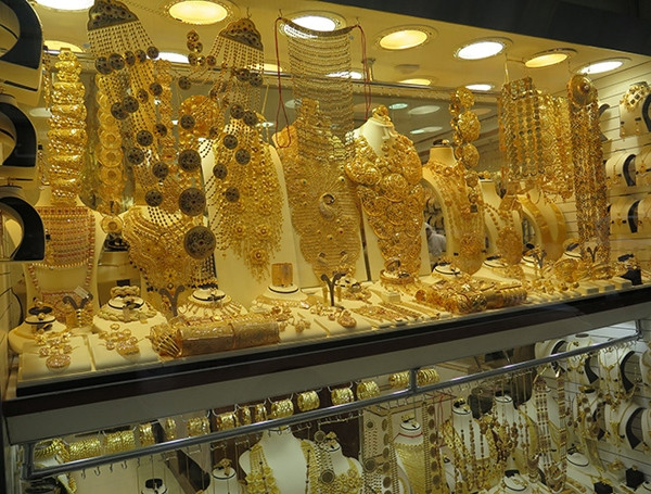 Giá vàng ở Gold Souk cũng rất linh hoạt theo từng cửa hàng. Vì vậy, du khách có tham khảo giá cả ở vài cửa hàng trước khi quyết định mua sản phẩm. Thậm chí, bạn hoàn toàn có thể thoải mái mặc cả để có mức giá tốt nhất.