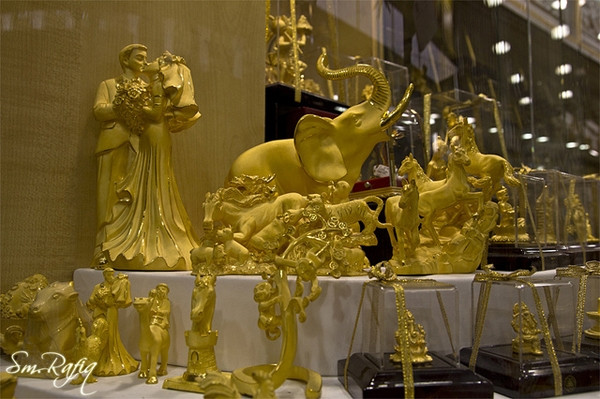 Hiện, Gold Souk có hơn 400 cửa hàng trang sức với đủ các mẫu mã trang sức như vòng đeo tay, bông tai, tượng vàng...