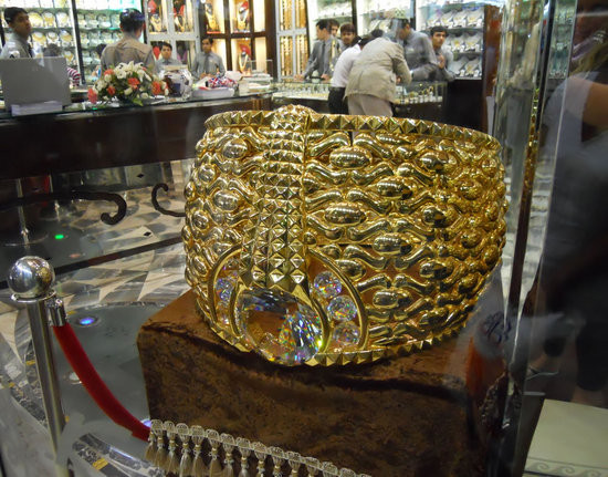Điều đặc biệt, tiệm vàng Kanz Jewellery trong chợ đang giữ kỷ lục thế giới với chiếc nhẫn Najmat Taiba lớn nhất hành tinh làm từ 58,7kg vàng và 615 viên pha lê Swarovski.