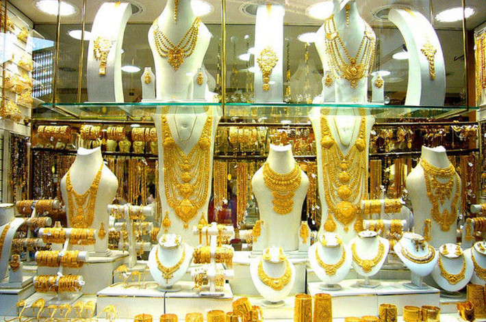 Sự đa dạng về mẫu mã và quy mô rộng lớn của khu chợ này sẽ giúp khách hàng có nhiều lựa chọn mua vàng.
